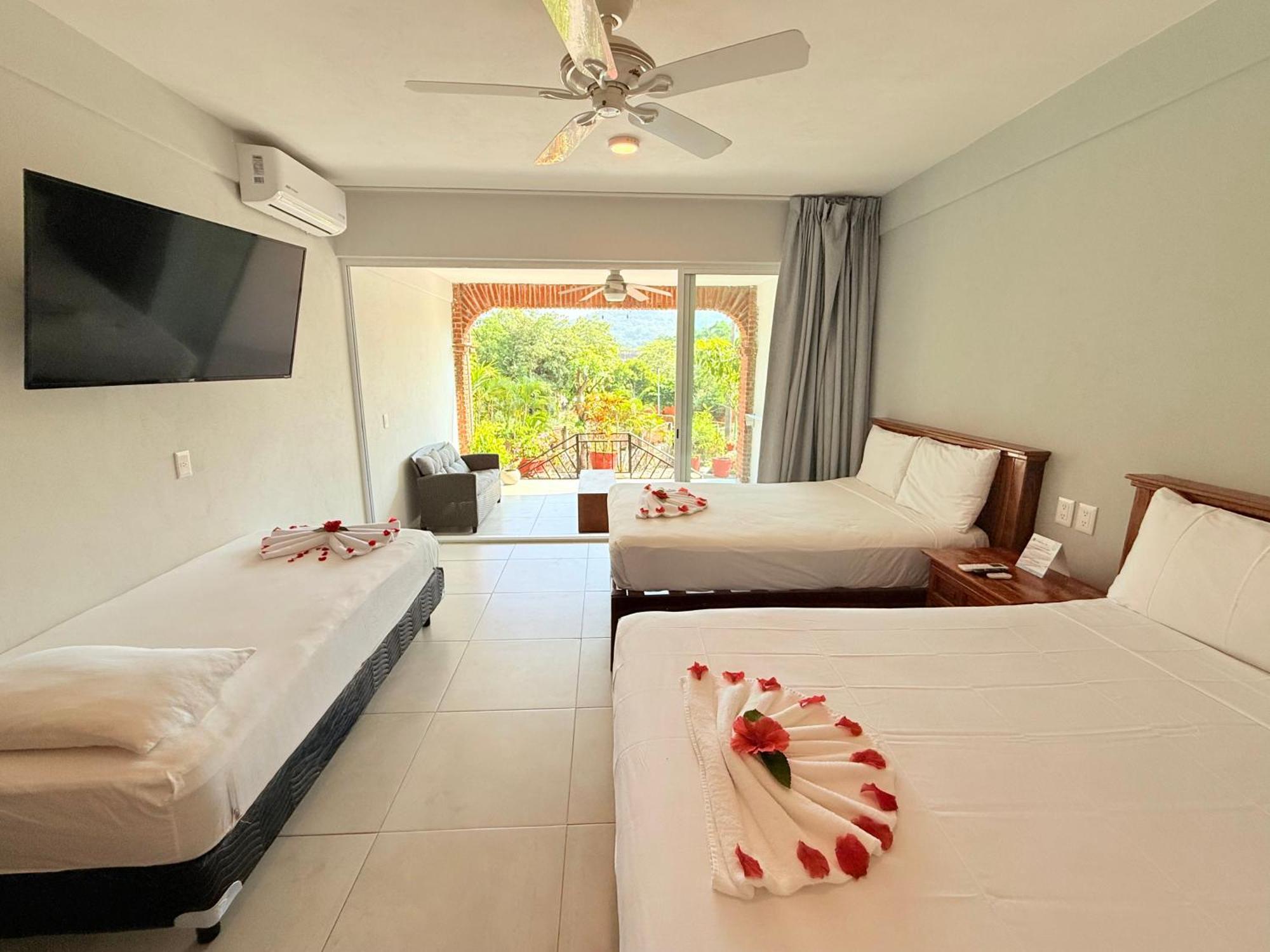Hotel Villas Ema Zihuatanejo Exterior photo
